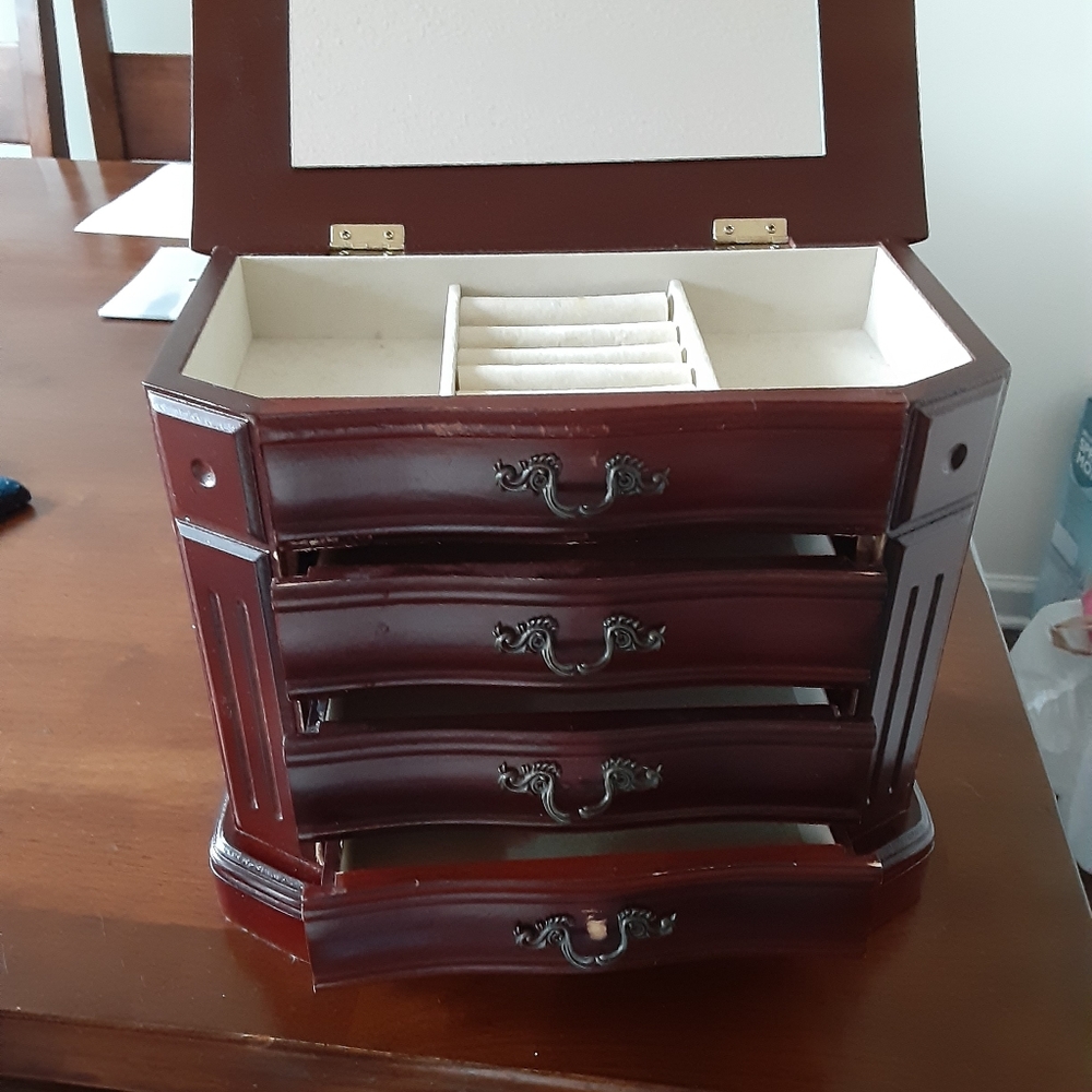 Beautiful Mahogany wooden jewelry box